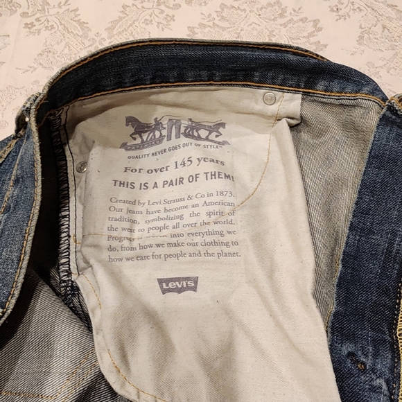 Men's Levi's 559s. Size Big and Tall 42x32 will fit 45x32.  Distressed Look. - Picture 6 of 13